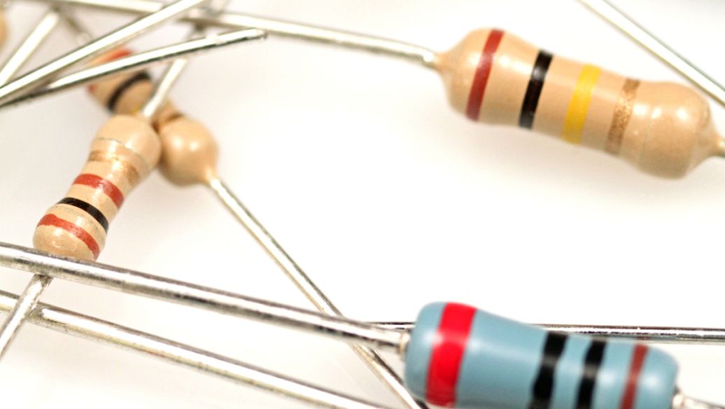 灰色扁平状的保险电阻器